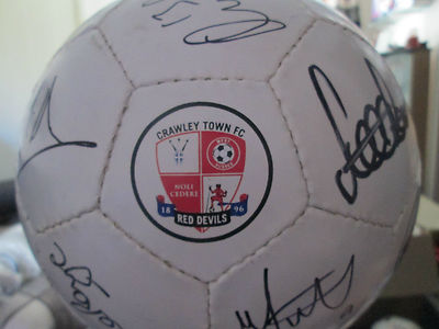 Crawley Town 2012-2013 Kader signiert Fußball mit FLT Charity Brief