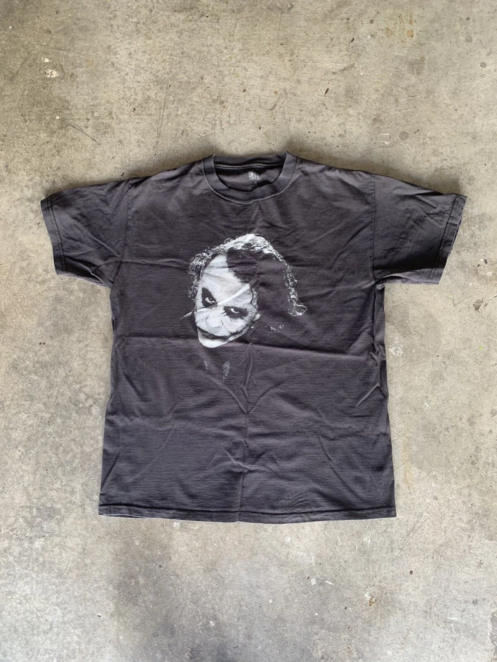 Camiseta Promocional Caballero Oscuro Negra De Colección Etiqueta Talla L (Se Ajusta Como M) Etiqueta Gigante Foto 2 de 4