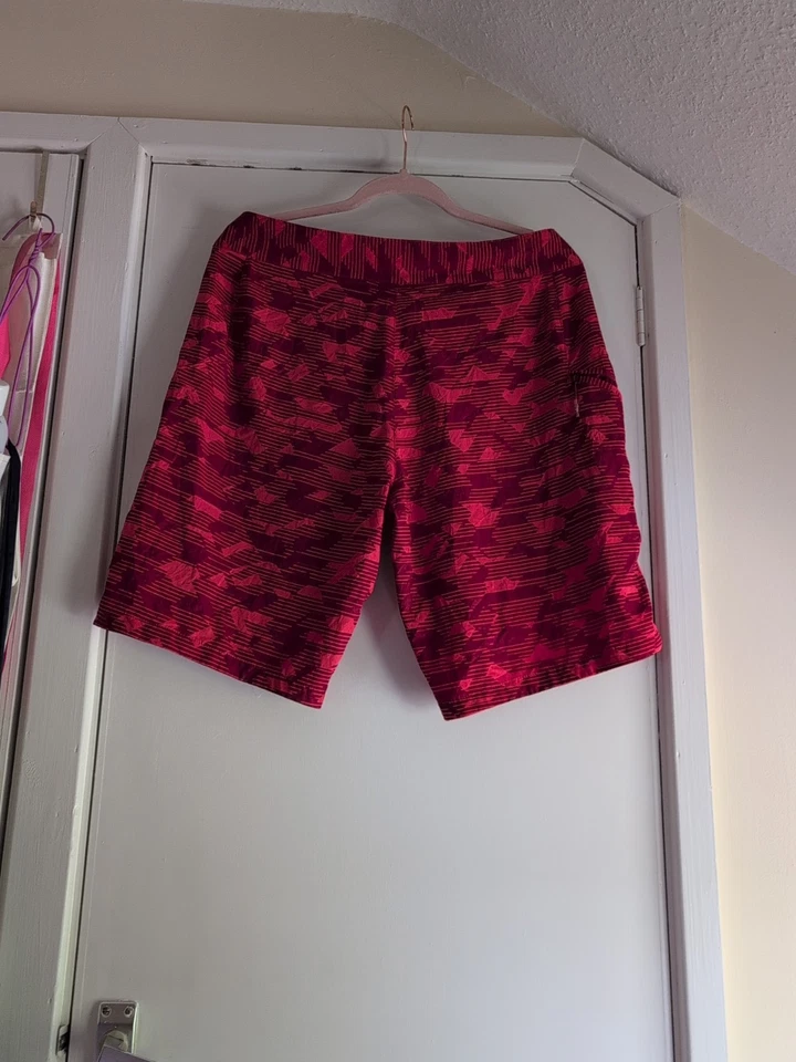 Size 34 Mens Red Summer Shorts - Image 3 of 3