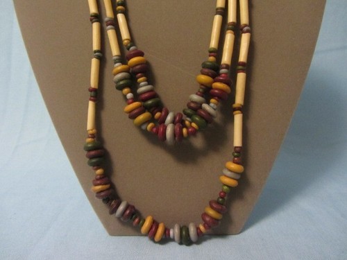 COLLAR LARGO DE JOYERÍA DE COLECCIÓN TONOS MADERA DISCOS MULTICOLORES 3 HILOS - Imagen 2 de 3