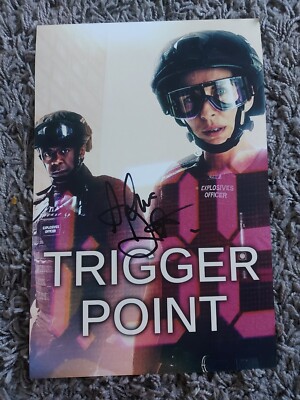 Adrian Lester signiertes 12x8 Triggerpunkt Foto, TV-Show * Echtheitszertifikat *
