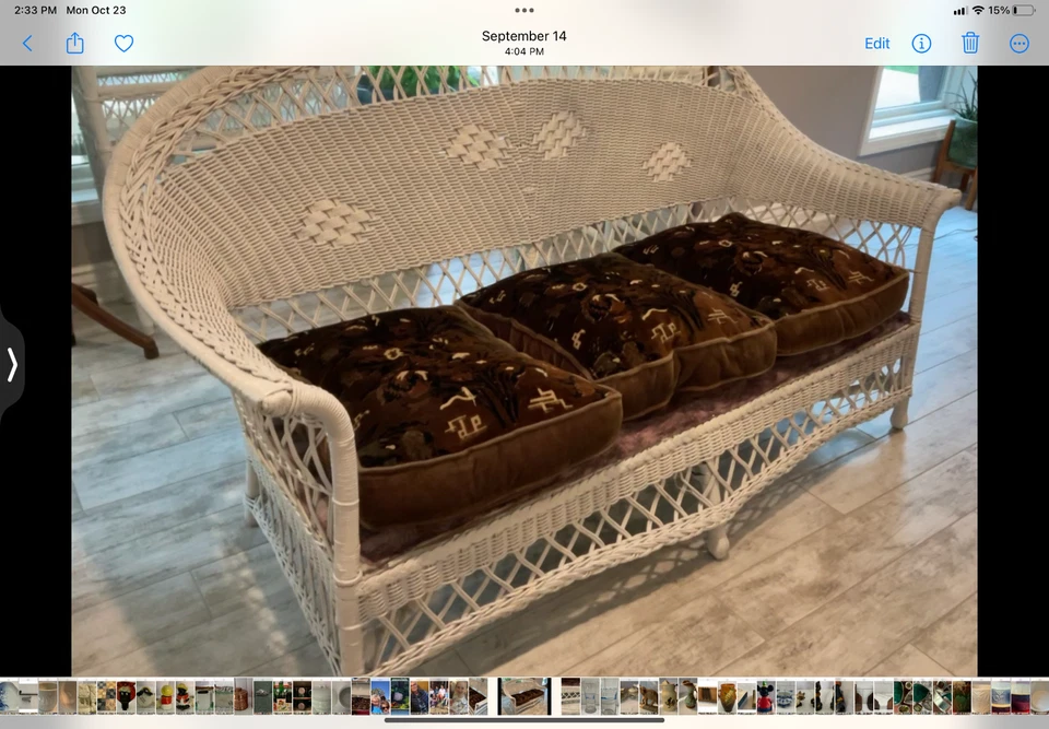 Sofá de vime antigo, branco e 3 almofadas de mohair - Imagem 2 de 4