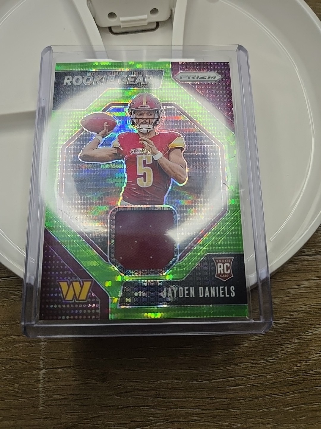 2024 Prizm Rookie Gear Jayden Daniels #RG-JDS Neon Green Pulsar Prizm (MEM, RC)