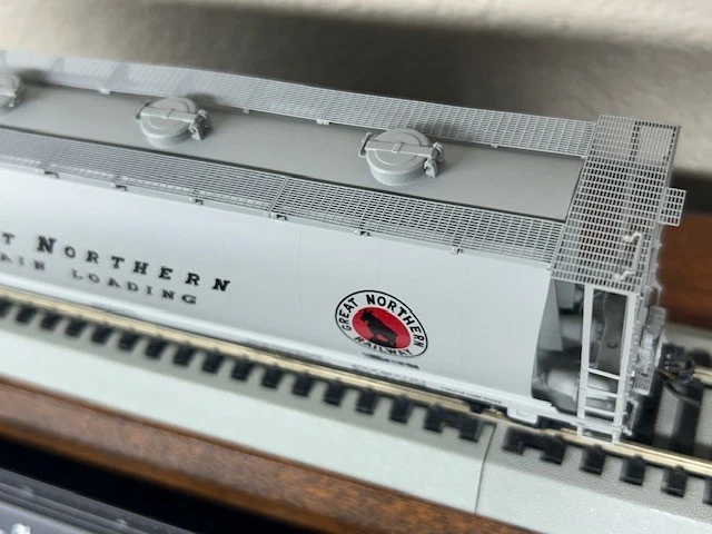 GREAT NORTHERN " GRAIN LOADING " WHEAT CYLINDRICAL 4 BAY HOPPER CAR HO Scale NEW - Image 4 of 4