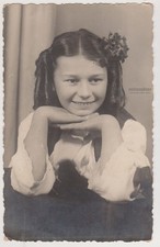 Weichäugiges junges Mädchen mit sanftem Lächeln träumt in Stille Vintage...