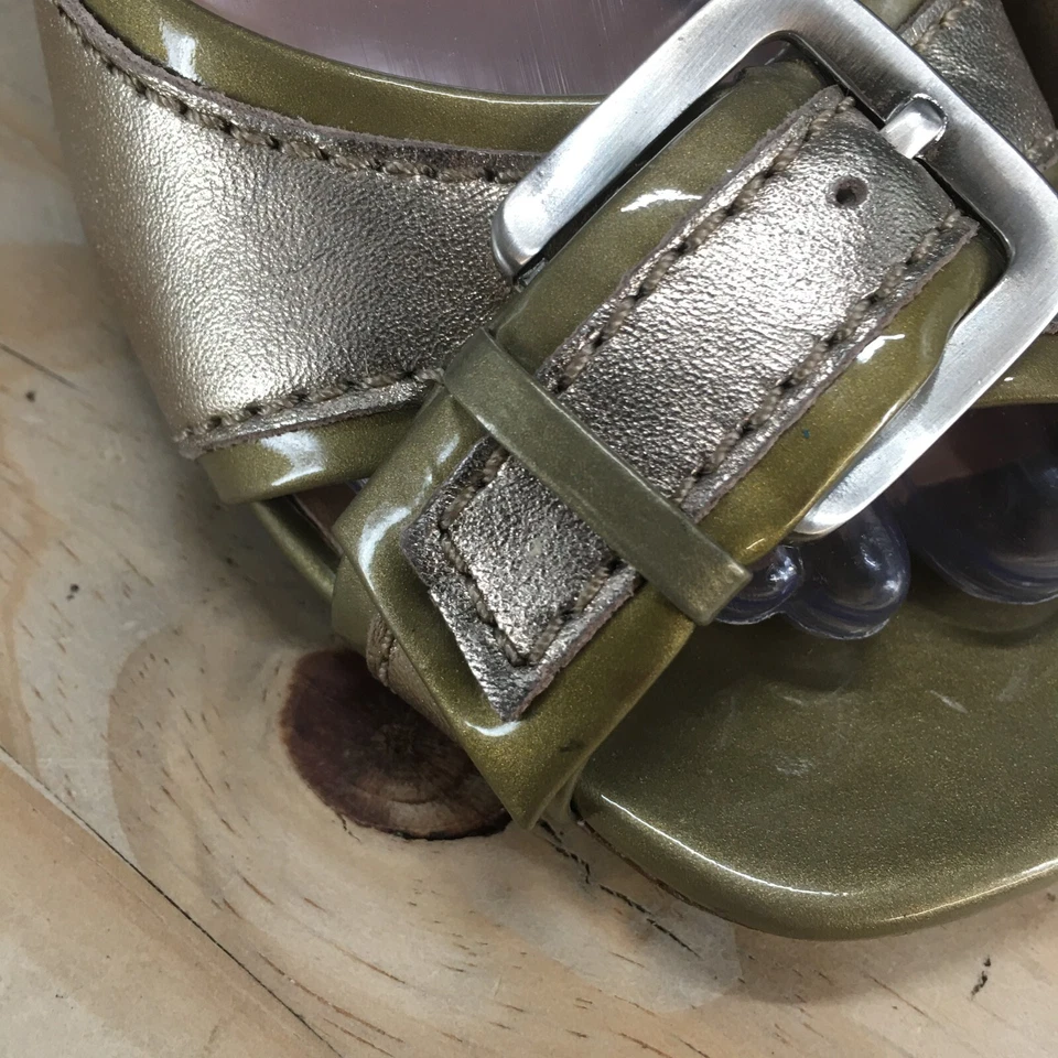 Sandalias Cole Haan para mujer 7B doradas con correa y hebilla punta abierta D28547 Foto 4 de 4