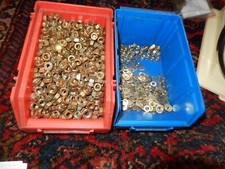 2,25 Kg. Muttern M6 und 0,25 kg. Scheiben für M4