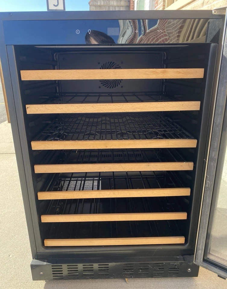 Enfriador de vino de 52 botellas Frigidaire Gallery FGWC52L3TS Foto 2 de 4