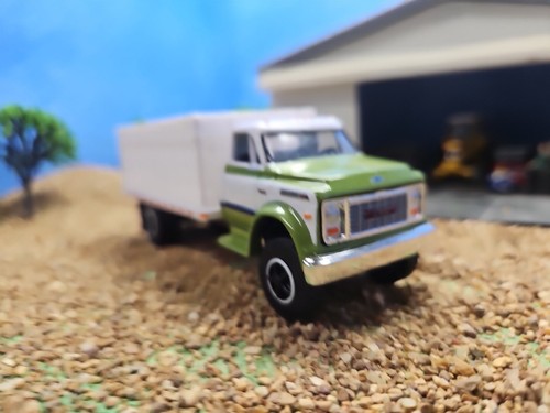 1970 CHEVEROLET Chevy C60 grain truck 1/64 ERTL FARM GREENLIGHT c70 TRACTOR DUMP - Picture 9 of 12