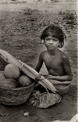 PC INDIEN, KLEINE TAMILISCHE VERKÄUFERIN, VINTAGE ECHT FOTO POSTKARTE (b12014)