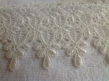 NEW 3 1/4 INCH WHITE  PEDAL DESIGN VENICE LACE FABRI TRIM, j'S bUTTON hOLE