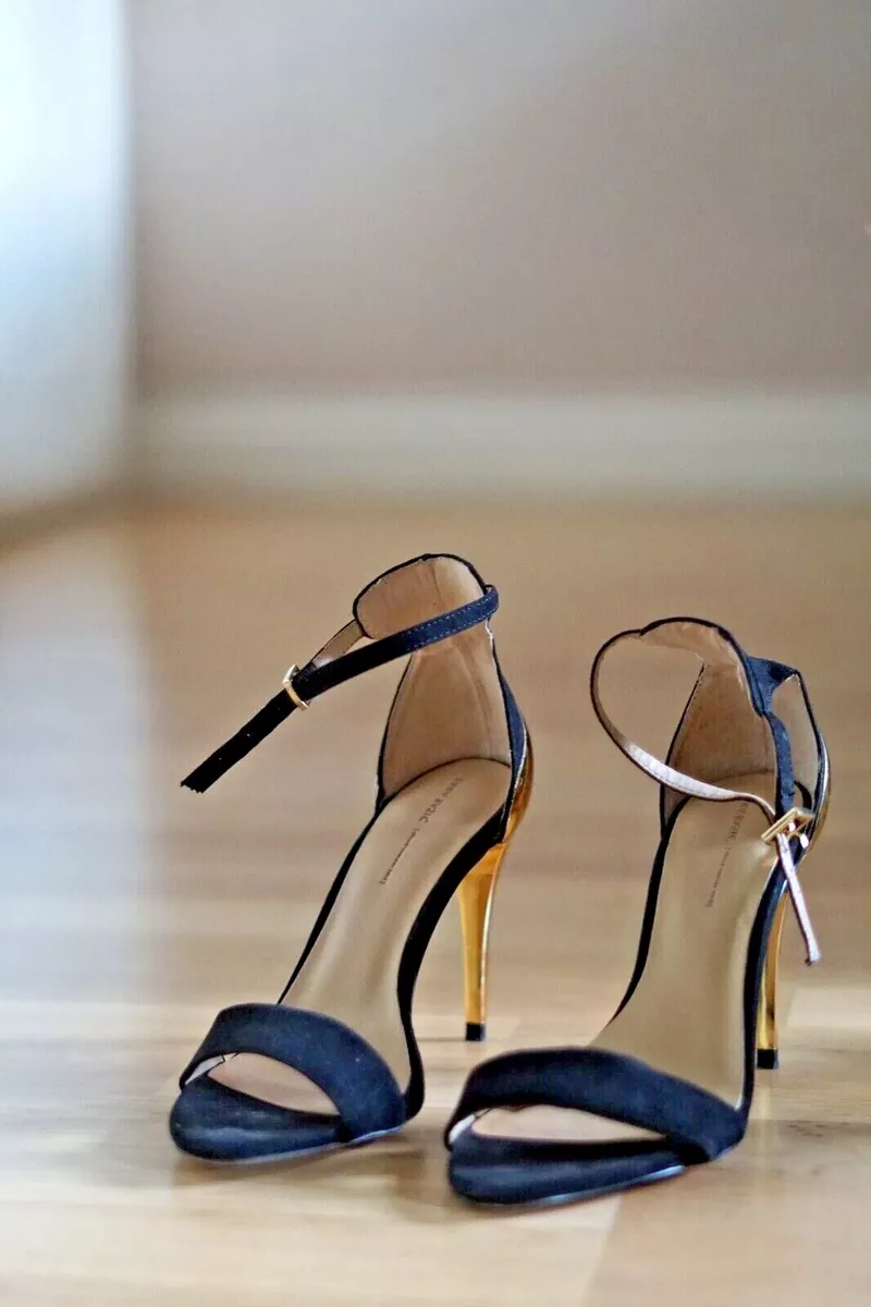 Zara barely top there heels