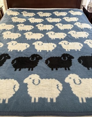 Crown Crafts Sheep Blanket Vintage 1986 Reversible Blue White 80x60 Yugoslavia