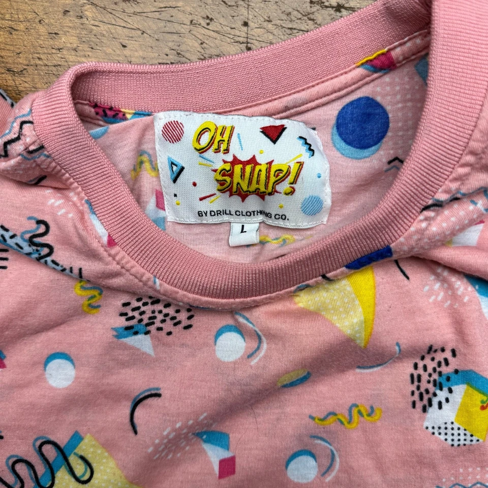 Camisa estampada Oh Snap by Drill Clothing Company rosa geométrica años 90 Foto 4 de 4