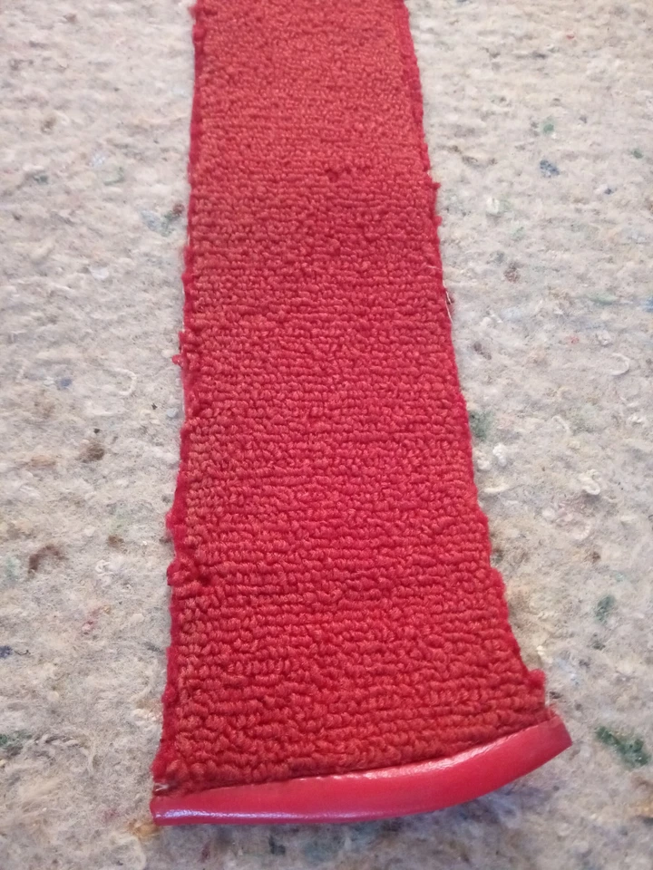 1967 Buick Skylark, Special Ou GS, Tapete Vermelho para Porta de Motoristas (Original) - Imagem 2 de 4