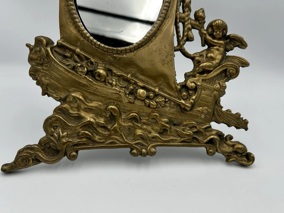 Antiguo espejo ovalado de latón estilo renacentista francés con barco y querubín Foto 3 de 4
