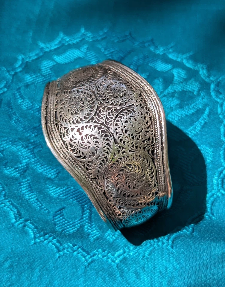 Meraviglioso Bracciale Largo In ARGENTO Dal Nepal, Lavorazione Fatta A Mano - Immagine 2 di 3