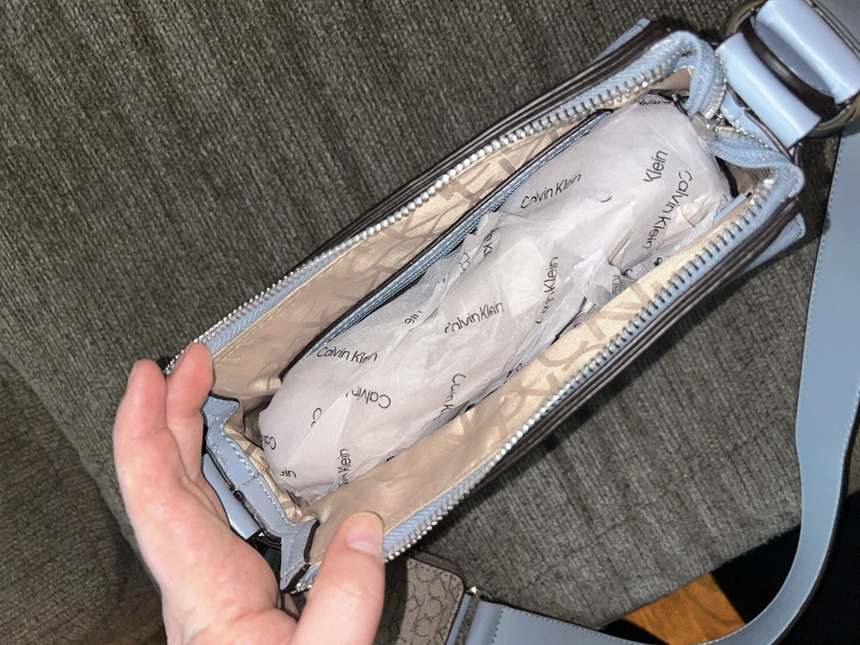 Bandolera ajustable Calvin Klein Bella con bolsa con cremallera exclusiva Foto 3 de 4