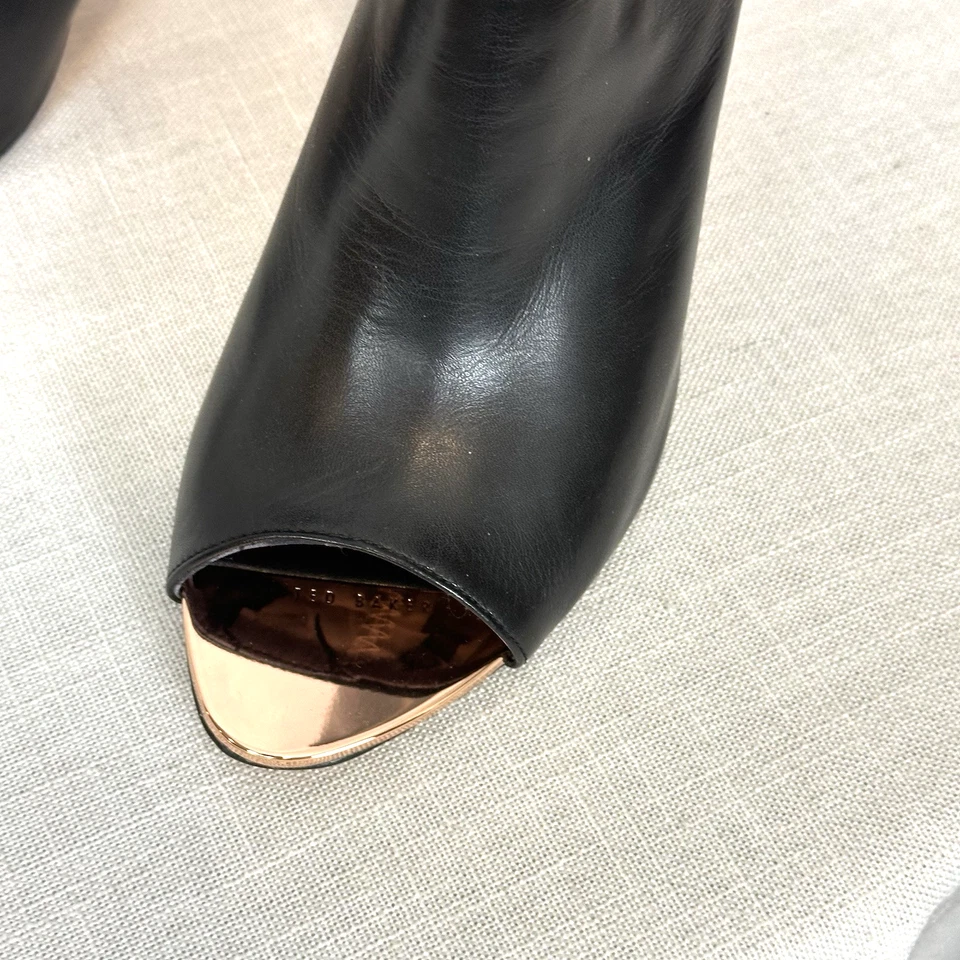 Botinha feminina TED BAKER 38,5 Larizen peep toe tornozelo acabamento ouro rosa nova sem etiquetas - Imagem 3 de 4