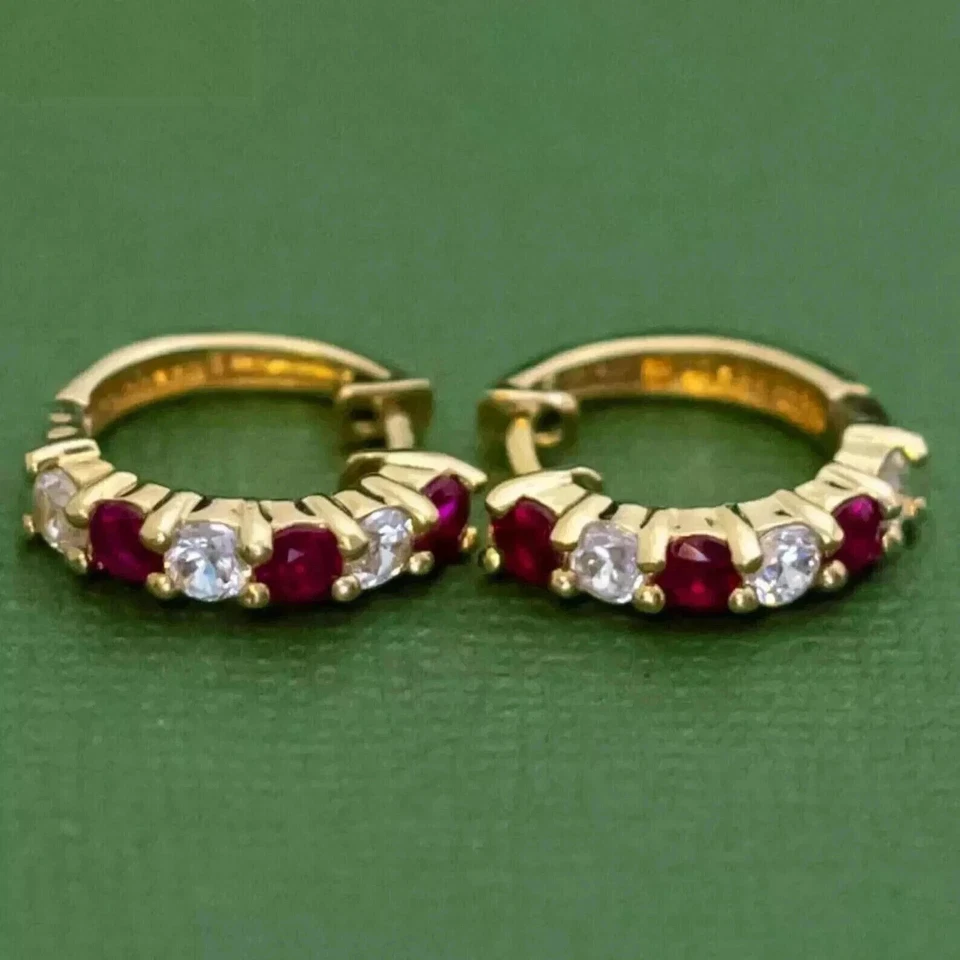 Brincos de argola Huggie de rubi vermelho corte redondo 2 quilates criados em laboratório folheados a ouro amarelo 14K - Imagem 3 de 3