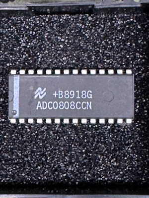 ADC0808CCN ADC0808N 8-Bit Analog-to-Digital Converter DIP-28
