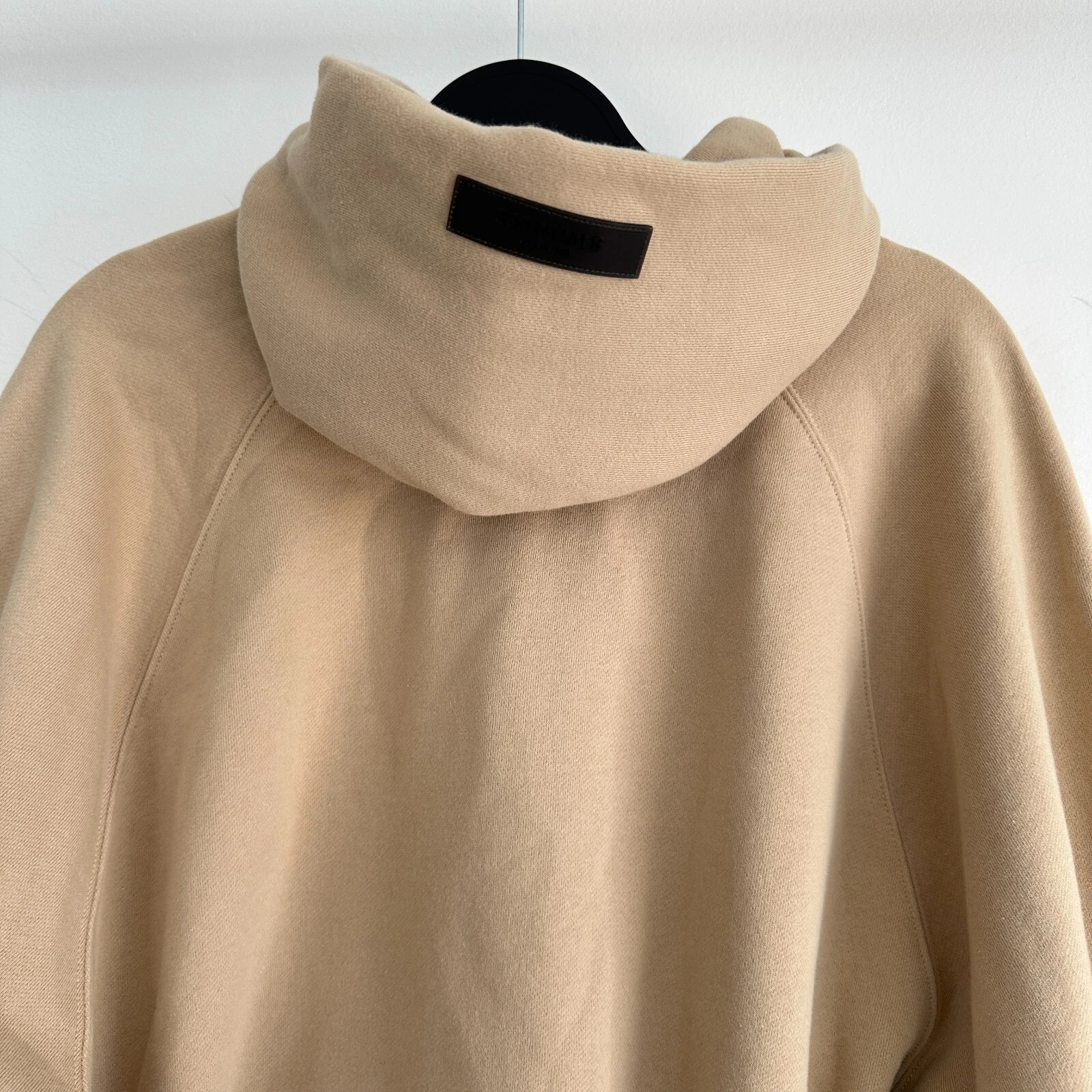 Felpa con cappuccio Fear of God Essentials uomo media marrone logo fumo streetwear sabbia neutra