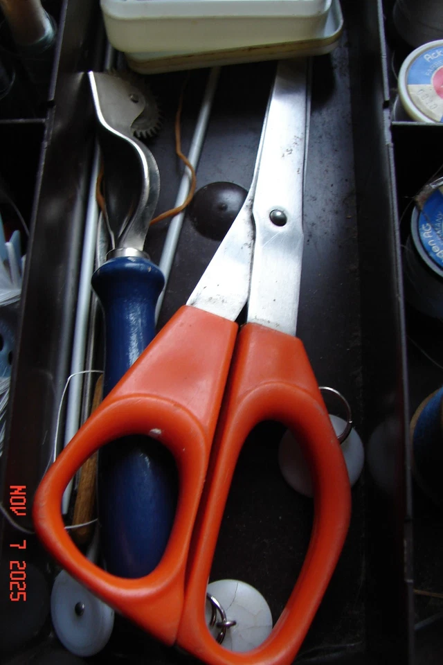 1970-er NÄHKORB KORBGEFLECHT mit STOFFBEZOGENEM DECKEL REICHLICH INHALT NÄHEN - Bild 4 von 4