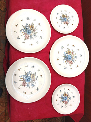 5 Tabletops Unlimited No Trim Victorian Bouquet Plates 3@9 3/8'' 2@6 3/4''