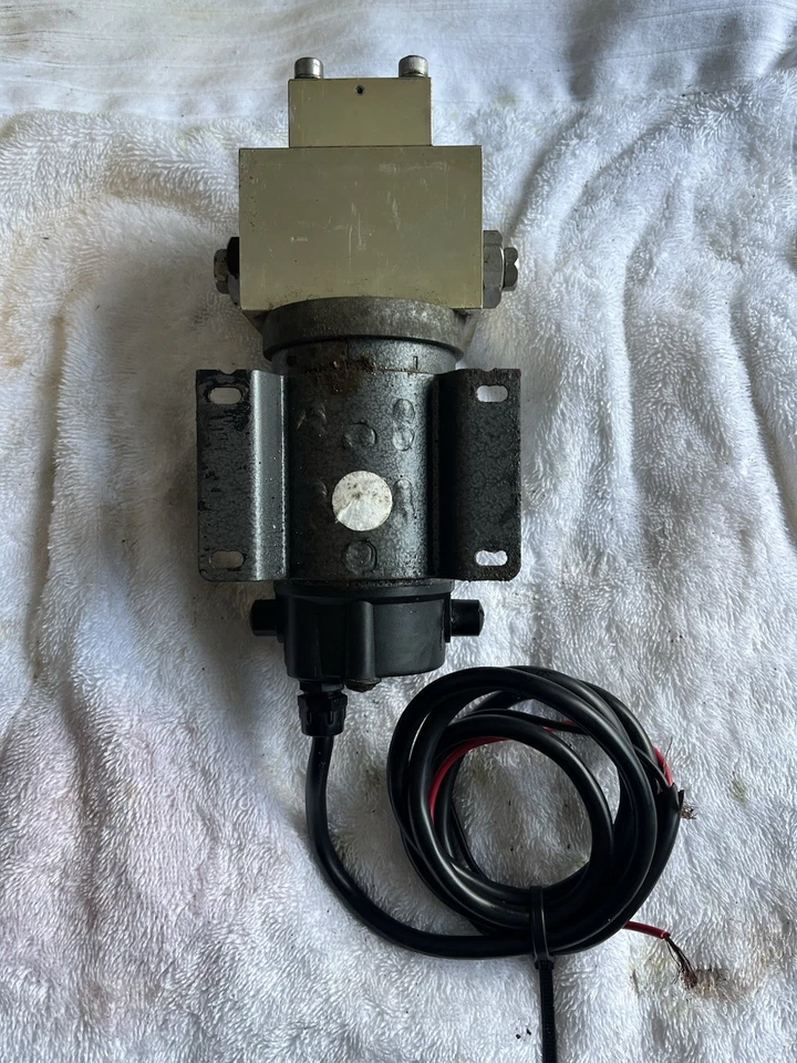 Bomba piloto automático Simrad RPU160 usada probada Foto 3 de 4