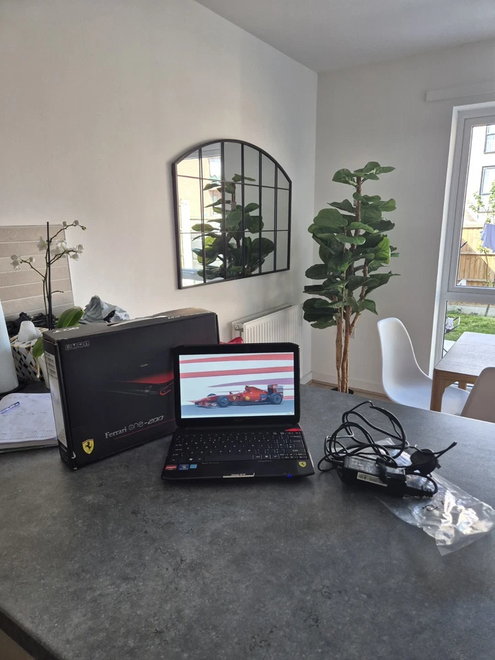 Acer Ferrari One 200 Laptop 4GB RAM, WIn 10 Pro,ORIGINAL  BOX + FAST UK🇬🇧 POST - Image 2 of 4