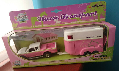 Kids Globe Pferdetransport Mitsubishi Pickup mit Pferdeanhänger & Pferde Pick Up