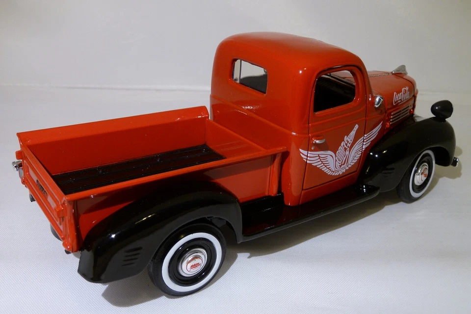Motormax / Motor City Classic 1:24 - Coca Cola 1941 Plymouth pickup - Immagine 2 di 2