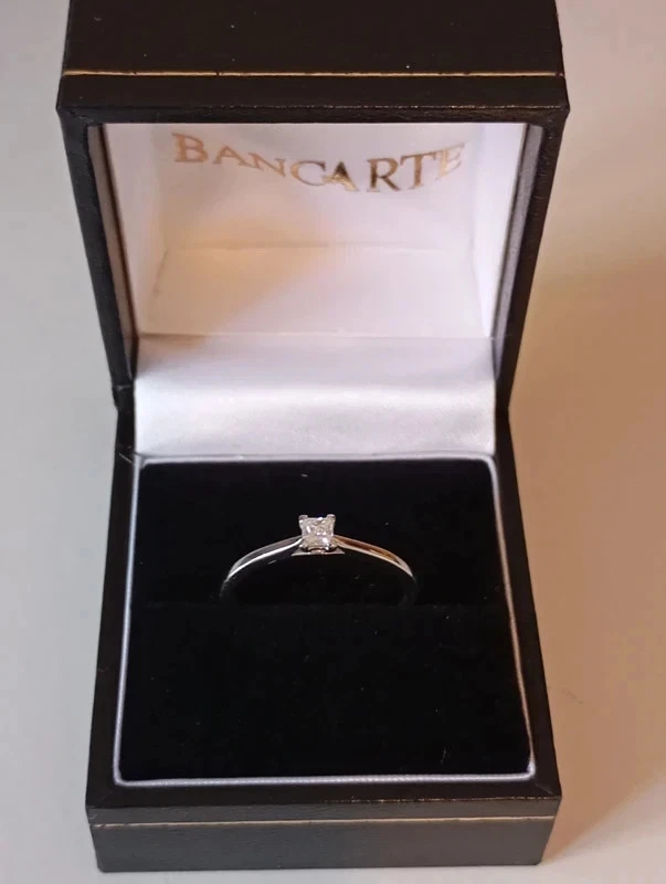 Anillo compromiso en oro blanco de 18 k. Diamante talla princesa de 0,15 ct - Imagen 2 de 4