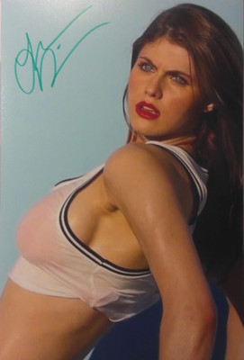 Alexandra Daddario orig. Autogramm  20x30 WET SHIRT