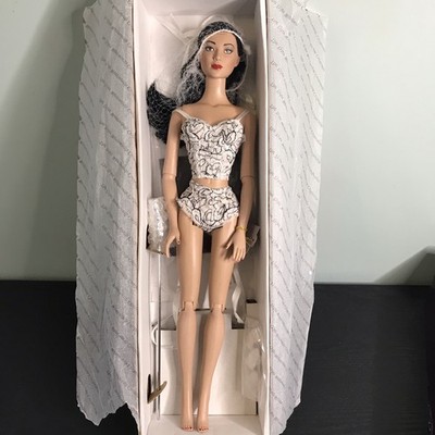 Tonner Tyler Wentwoth Collection CARRIE Doll TW2404  16'' Box & Stand 2003