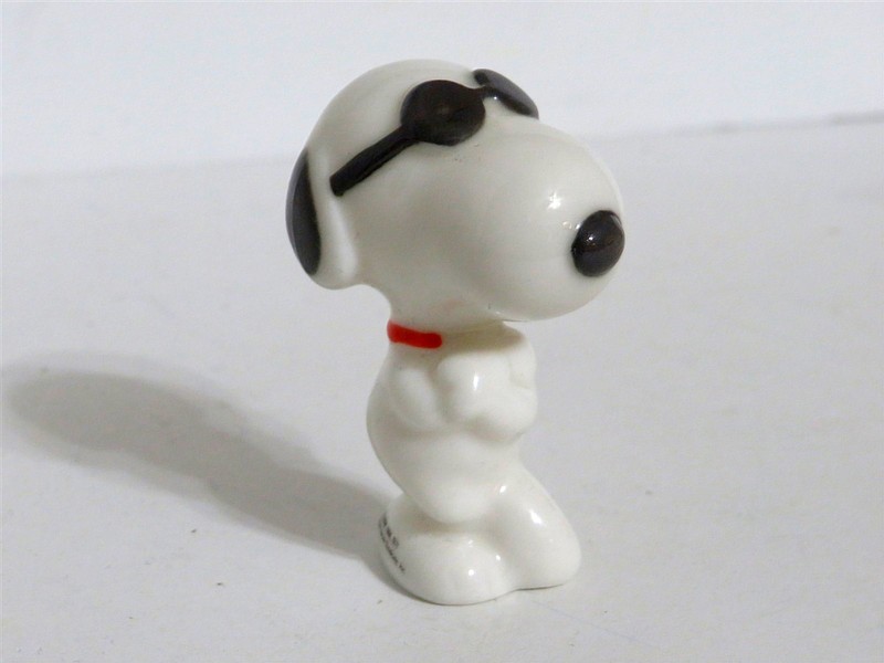 SNOOPY PEANUTS CHARLIE BROWN SUN HING TOY CO LTD PORCELAIN MINIATURE FIGURINE