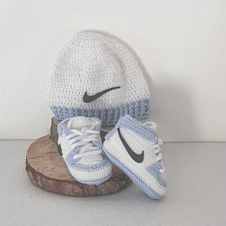 Berretto e scarpine, azzurro, lana baby, 0-3 mesi, uncinetto, nascita, benvenuto - Immagine 2 di 4