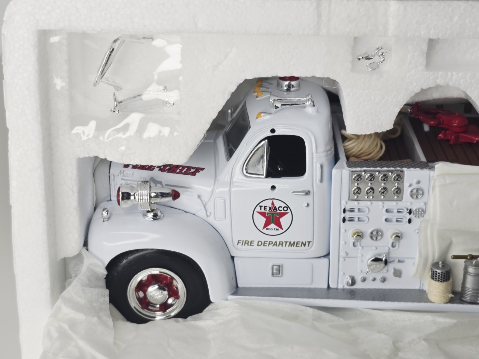 First Gear - 1960 B Model Pumper Texaco Fire Chief - 1:34 Diecast #19-2250