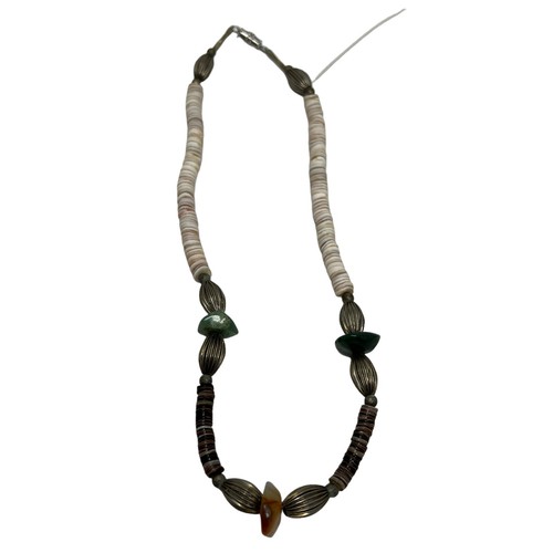 Vintage Necklace Boho Shell Silver Tone and Jadeite Beads - Imagen 2 de 7