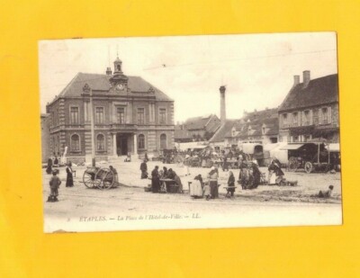 ETAPLES (62) lively market at the CAFE DE L'HOTEL DE VILLE & Commerce DUCROCQ-BANNER