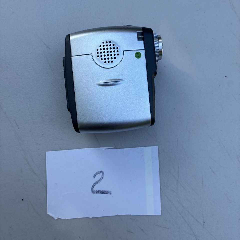 Cámara videocámara digital Aiptek Pocket DV 5100M plateada compacta con estuche  Foto 2 de 4