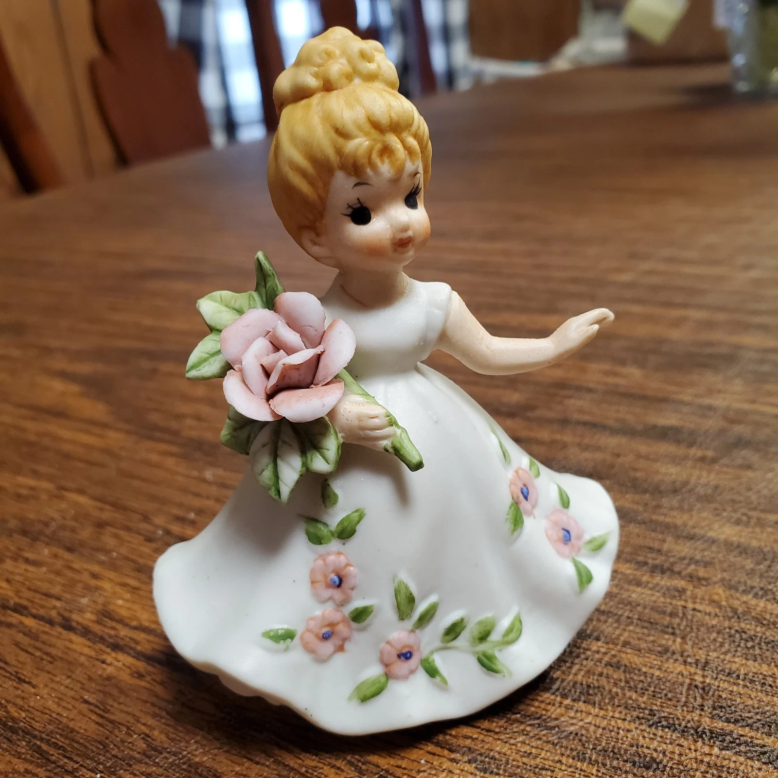 OFF WHITE Bambina vintage in ceramica con grande fiore vestito bianco sporco con fiori rosa 4"