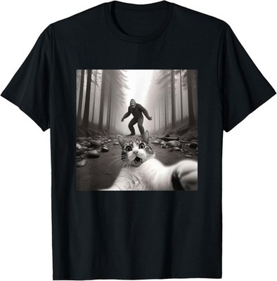 Funny Surprised Scared Cat Selfie with Sasquatsch Bigfoot T-Shirt