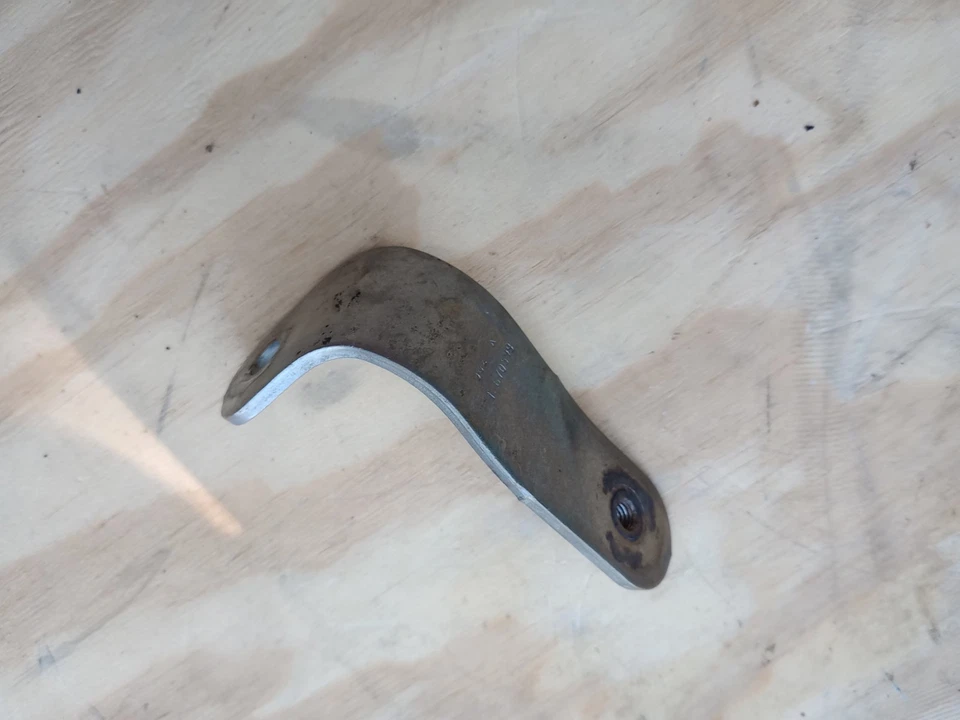 2013-2018 Cadillac ATS Converter & Pipe Upper Bracket 25203352 - Image 3 of 4