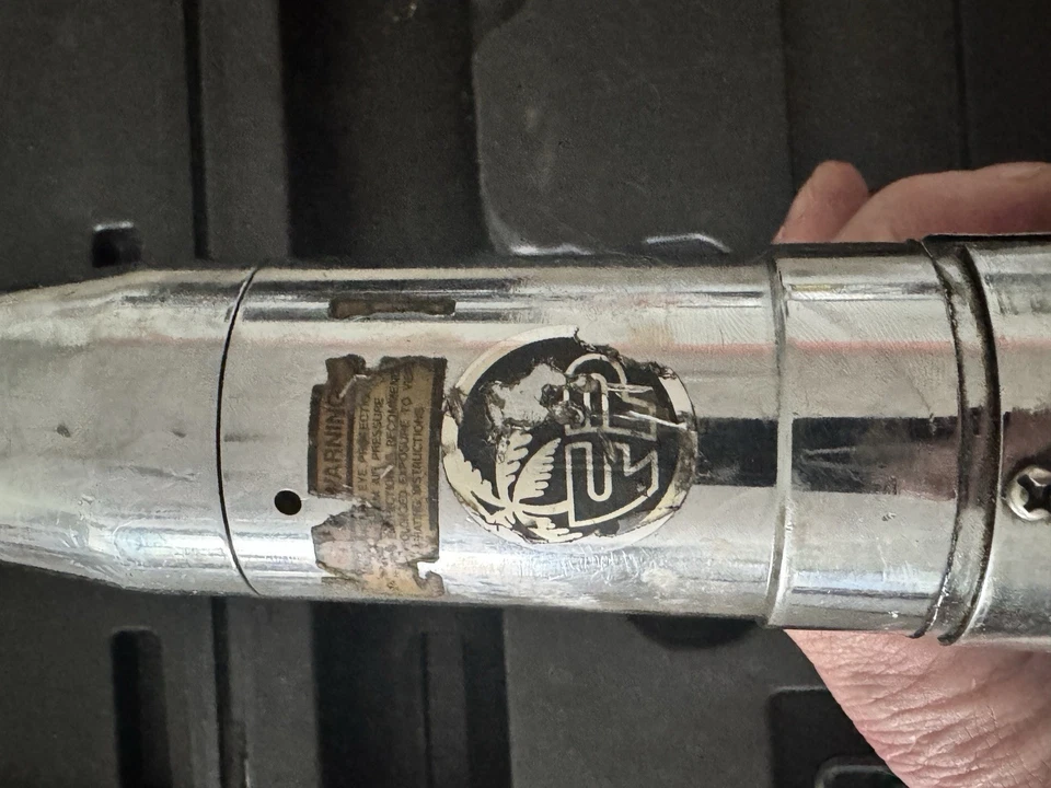 Sierra neumática de grado profesional modelo # FP-700 de Florida Pneumatics con estuche Foto 3 de 4