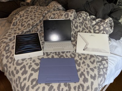 iPad Pro 6th generation 12.9 In 128gb Cellular + WiFi, Magic Keyboard, Apple pen