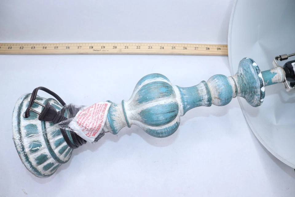 (1 paquete) Lámpara de mesa de resina con candelabro esculpido envejecido - La pantalla está sucia  Foto 3 de 4