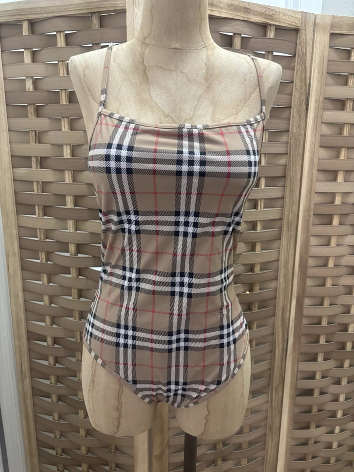 traje de baño burberry de una pieza Foto 3 de 4