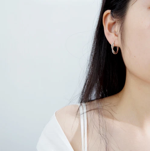 Brincos femininos de argolas de torção Huggie folheados a ouro branco 14k prata esterlina 925 - Imagem 3 de 4