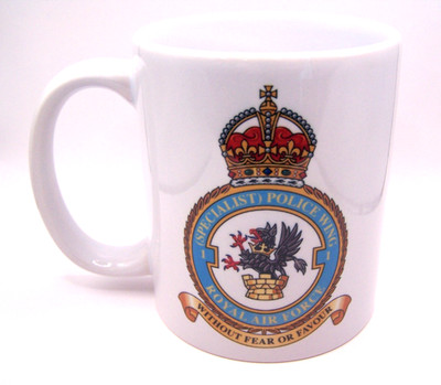 Eine klassische weiße Keramiktasse mit Darstellung des RAF-SPEZIALISTEN POLIZEIFLÜGEL-Wappens
